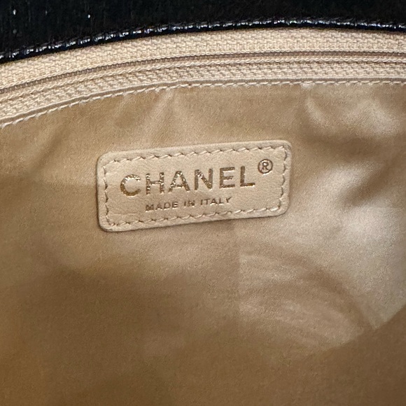 Authentic CHANEL Black Patent leather bag - Picture 10 of 13